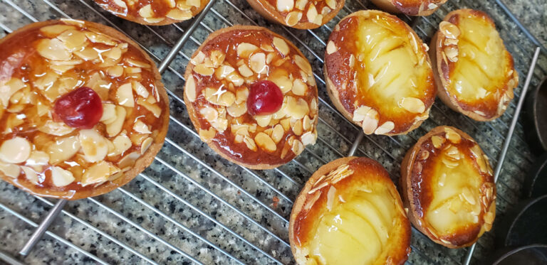 Amandines et tartelettes aux poires