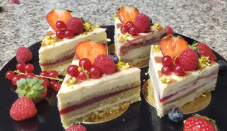 Emeraude biscuit pistache gelée framboise bavaroise vanille