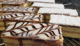 Millefeuilles glacés et poudrés