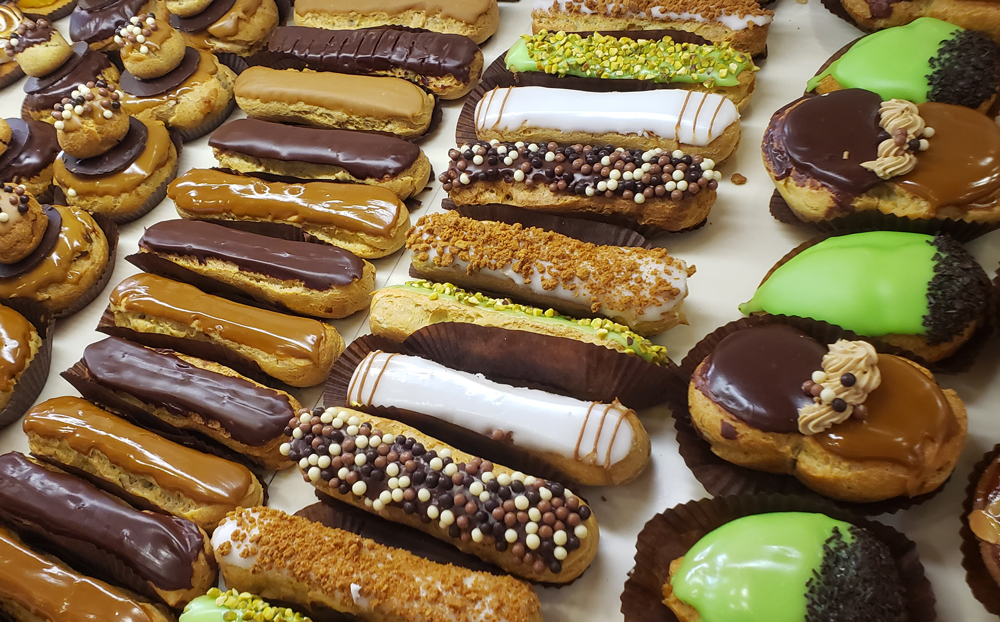 Vitrine des pâtisseries en pâte à choux