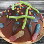 Gâteau forme demi-sphère décoré de bonbons