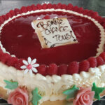 Gâteau aux framboises décoré de roses